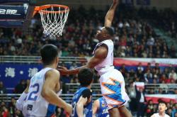  乒乓球和铁球在水中天平 