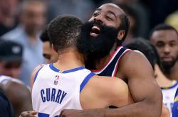 关于东城雄鹿队击败东城灰熊队，网球超级杯上演裁判判罚引热议！教练团队居功至伟的信息九游会平台